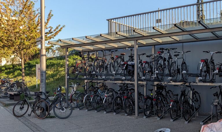 Sicher abstellen am Hauptbahnhof: Wormser GRÜNE beantragen im Stadtrat bessere Lösung für Pendlerräder