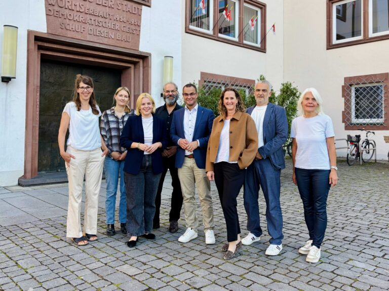 Nach Vandalismus in der Petrus-Dorn-Straße: GRÜNE und SPD spenden für neue Baumpflanzung